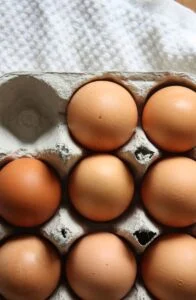 Comment faire une omelette au fromage ? 3 Des œufs pour l'omelette au fromage.